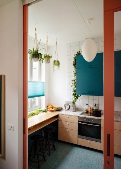 L-shaped kitchen by Lagado Architects