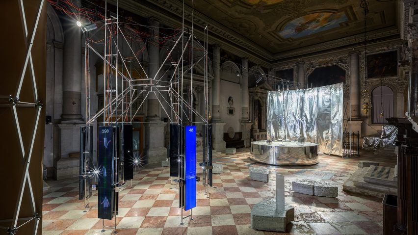 It includes reflective structures
