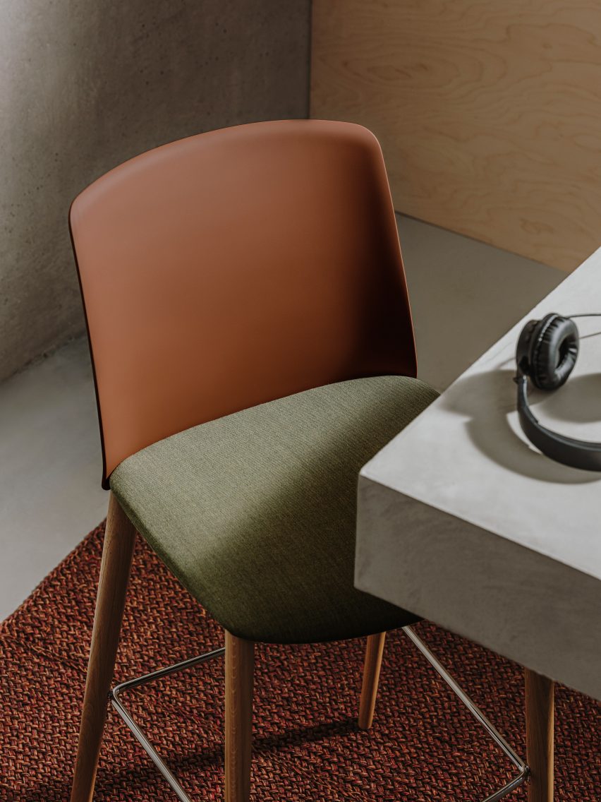 Mixu chair with fabric seat and leather backrest