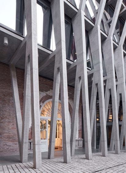 1800s mansion with concrete columns in Chile restoration project