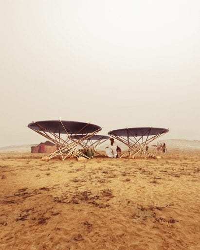 Render of portable solar water distiller by Henry Glogau in the desert
