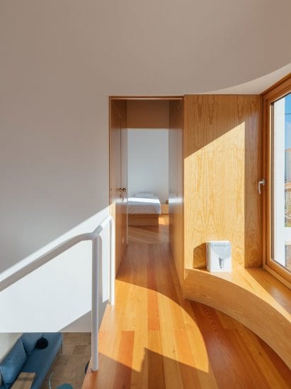 Window seat in Puppeteers House by REDO Architects