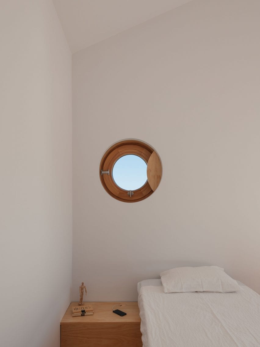 Porthole window in Puppeteers House by REDO Architects