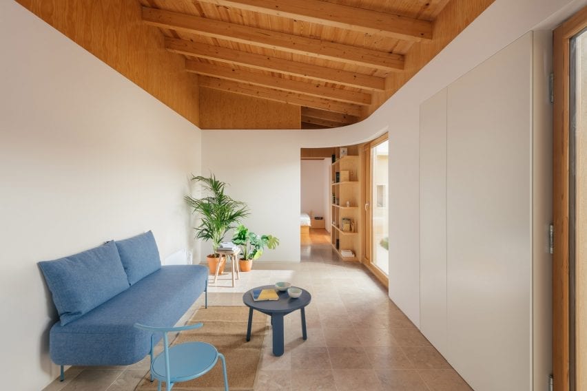Curved wall in Puppeteers House by REDO Architects