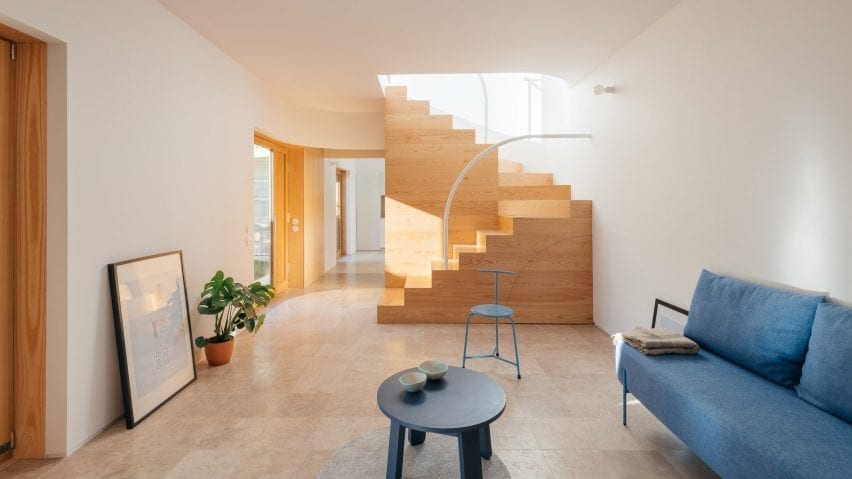 Living room in Puppeteers House by REDO Architects
