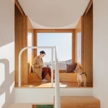First floor window seat in Puppeteers House by REDO Architects