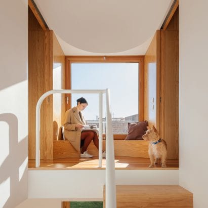First floor window seat in Puppeteers House by REDO Architects