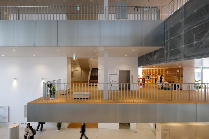 Floors at overlap and cross each-other