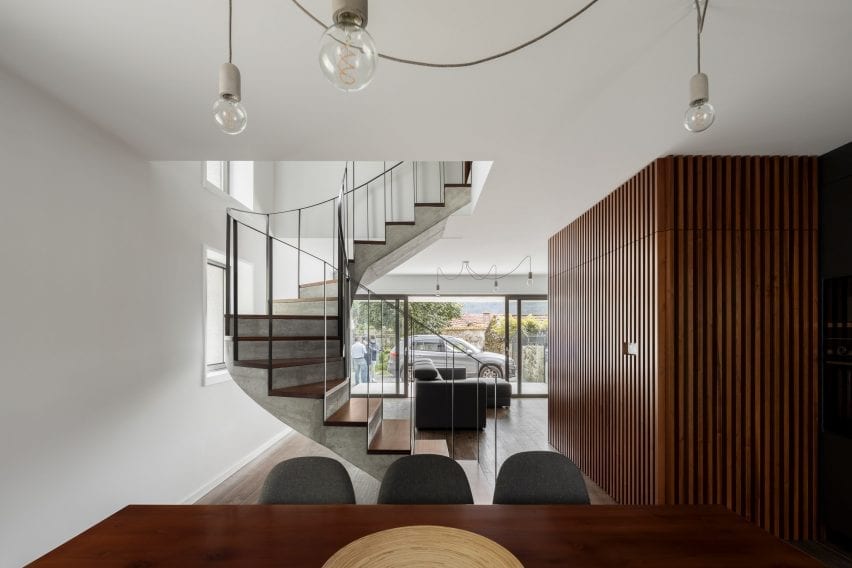 It has an open plan design