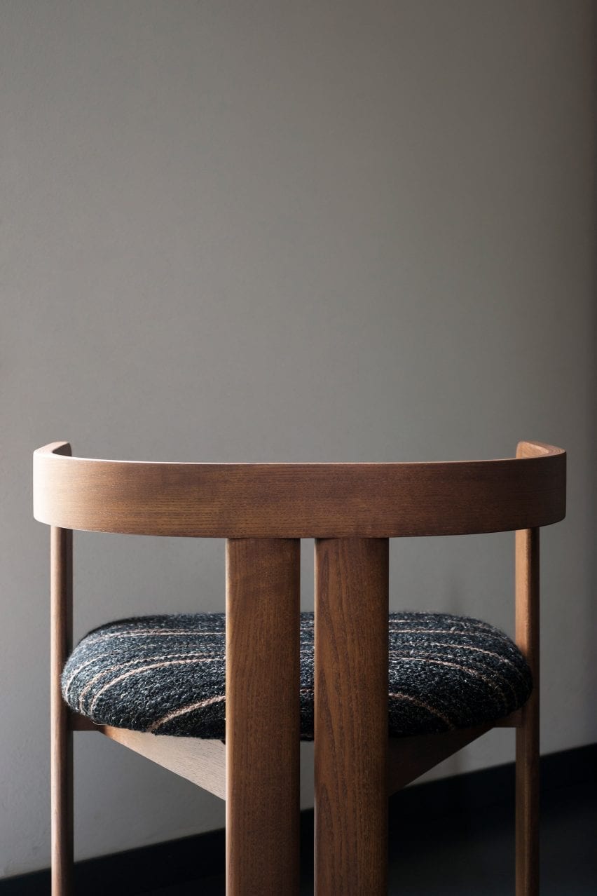 Close up of Pigreco chair's back sister legs and triangular base