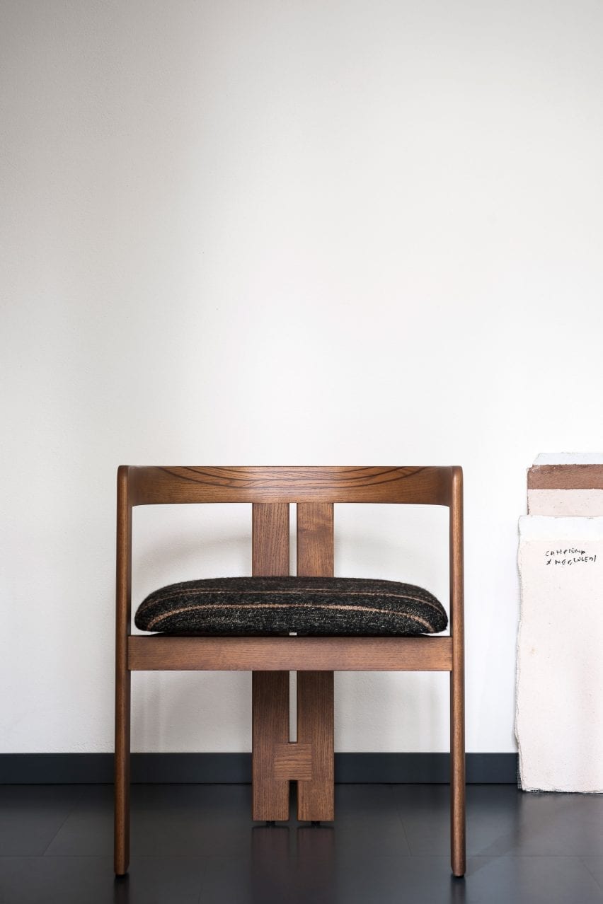 Walnut Pigreco chair by Tobia Scarpa with a black upholstered seat