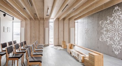A wood and concrete room inside Anstalten prison