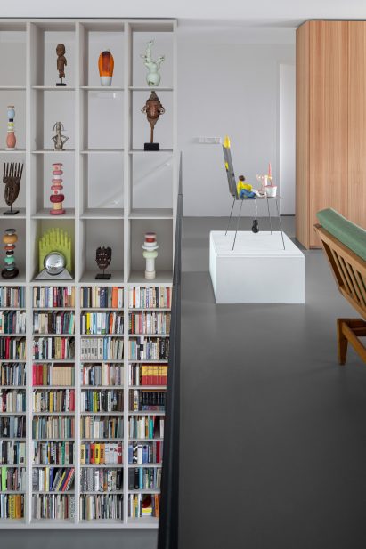 Double-height book shelf and display cabinet 