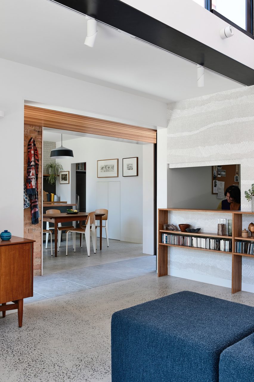 it has an open plan design