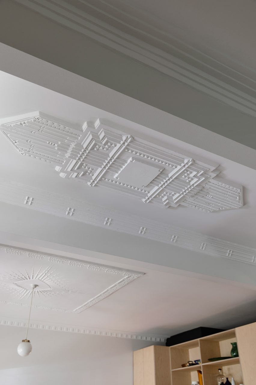 Mouldings cover the ceiling
