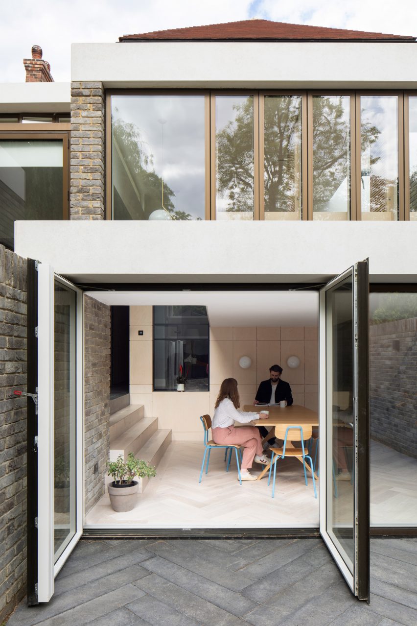 Sunken dining room in Bravura House by Selencky Parsons