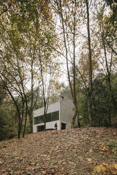 Casa na Caniçada has a board formed exterior