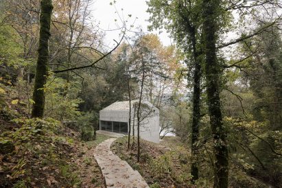 Casa na Caniçada is a concrete home