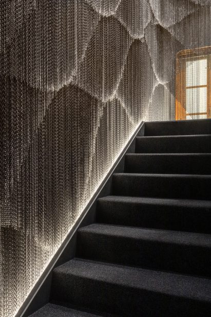 A metal-mesh wall