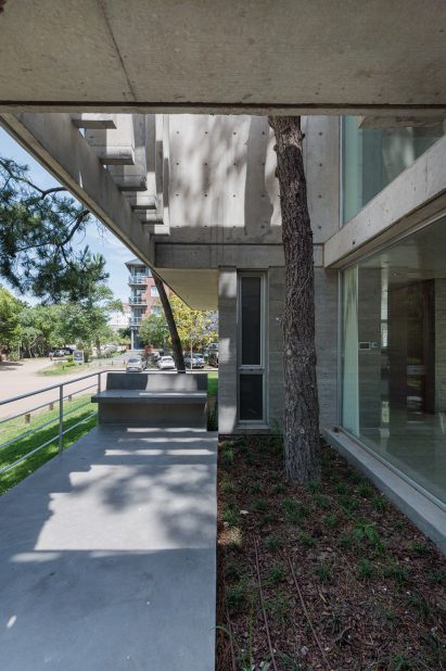 Covered Walkway in Casa Jacaranda by estudio galera