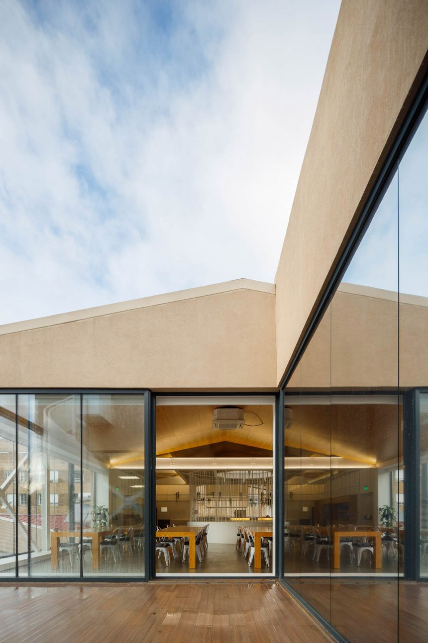 Exterior and courtyard of E-goi and Clavel's Kitchen by Paulo Merlini Architects