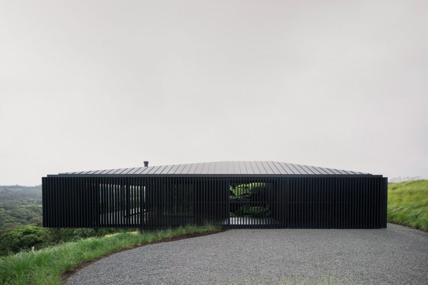 The black Federal House by Edition Office