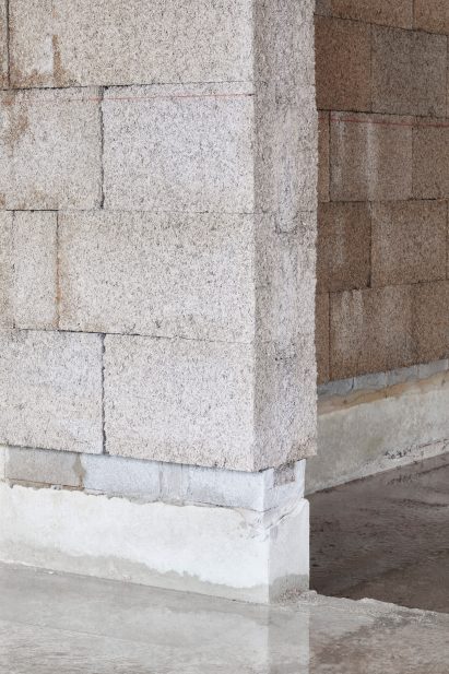 It has a concrete floor