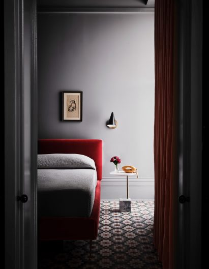 Dark grey guest room of Hotel Saint Vincent