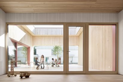 Children playing inside Kindergarten am Schlatt