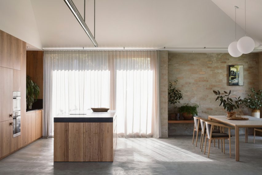 An open-plan kitchen and dining room