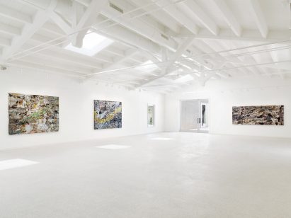 Trusses span across the interior of the gallery