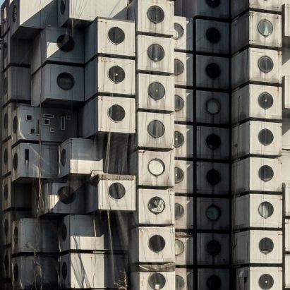 Commenter says tearing down the Nakagin Capsule Tower “is a tragedy”