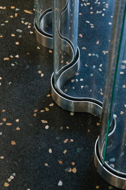 Terrazzo floor with wavy clear dividing wall in Off-White Paris store