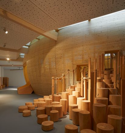 Olson Kundig used a wooden palette throughout