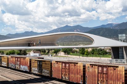 Steel bridge by Diller Scofidio + Renfro over a railway line in Colorado Springs