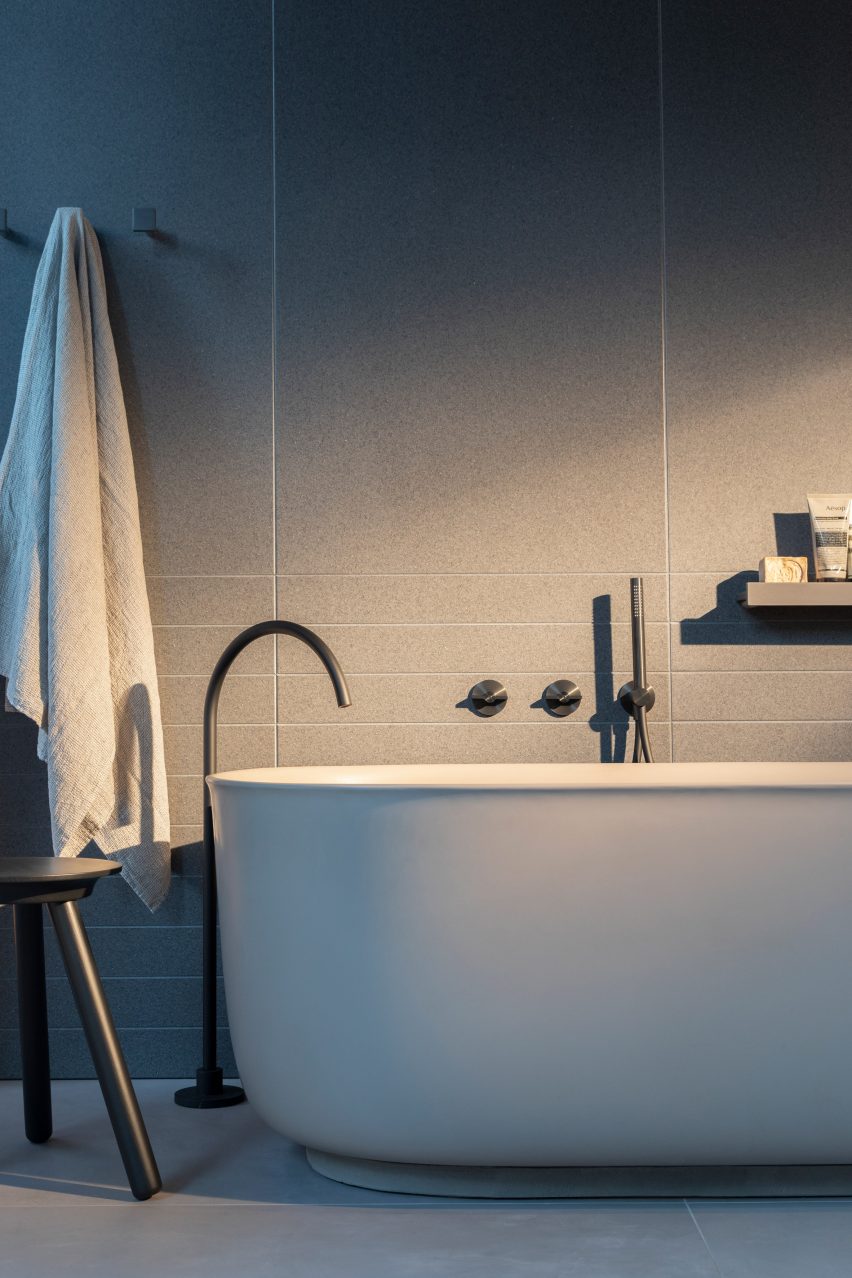 A bathroom with a bath and tap from Valvola01