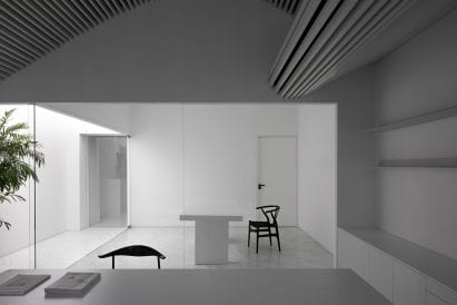 Black furniture was used in the Runxuan textile office 