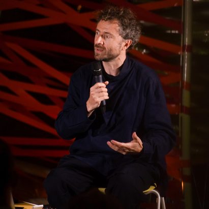 Thomas Heatherwick speaking into a microphone