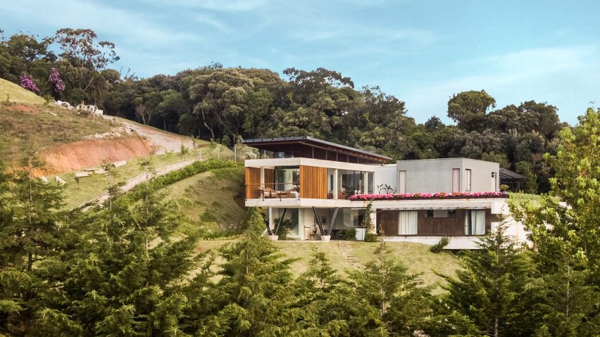 OTP Arquitetura completes mountain home on steep site outside São Paulo