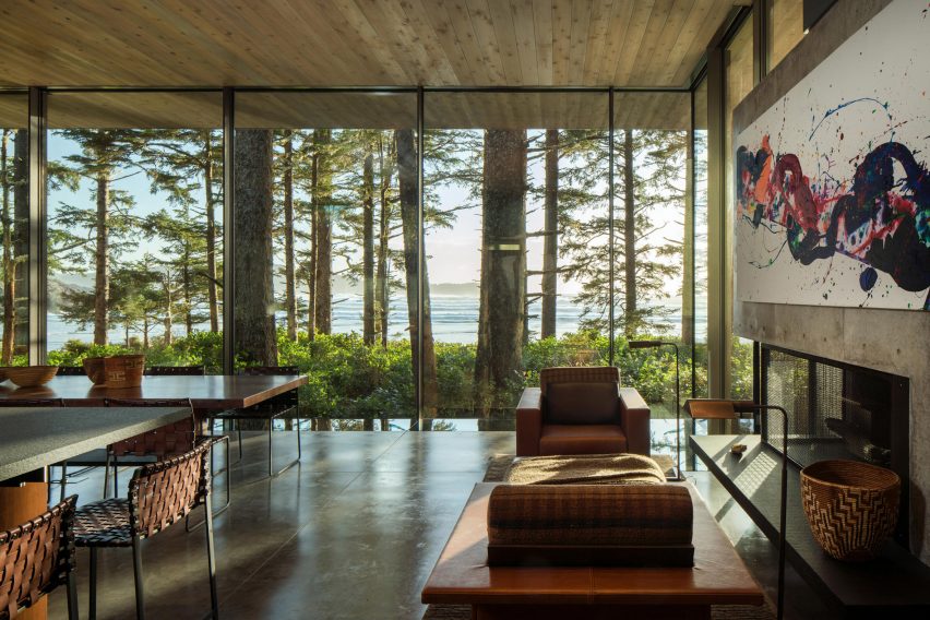 Living room in Canadian House by Olson Kundig