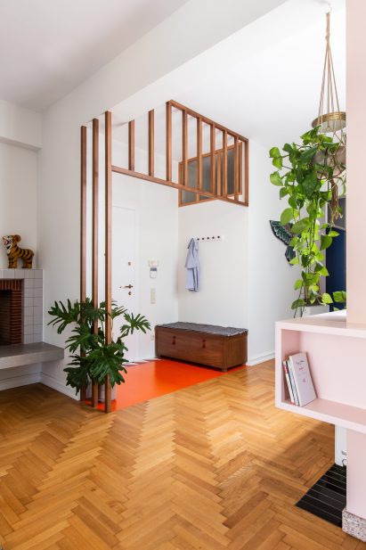 Entrance era with wooden floors and pink vinyl in Trikoupi apartment