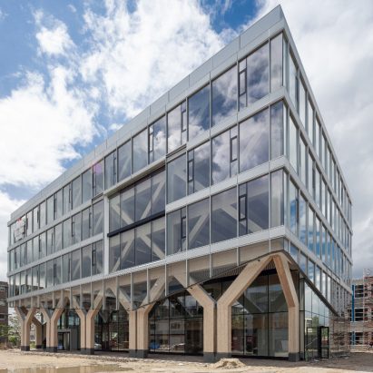 Wooden entrance building Koning Willem I College by Nieuwe Architecten