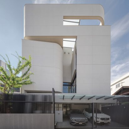 South elevation of 55 Sathorn house by Kuanchanok Pakavaleetorn Architects