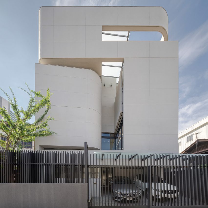 South elevation of 55 Sathorn house by Kuanchanok Pakavaleetorn Architects