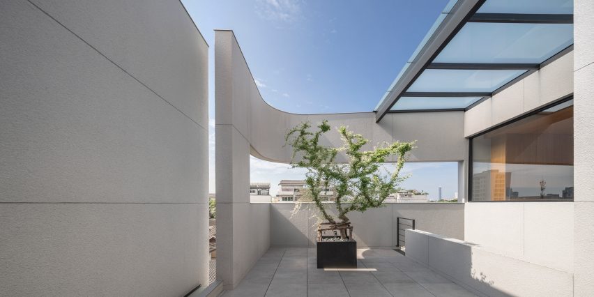 Roof terrace, 55 Sathorn house by Kuanchanok Pakavaleetorn Architects