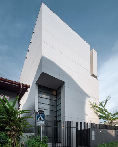West elevation of 55 Sathorn house by Kuanchanok Pakavaleetorn Architects