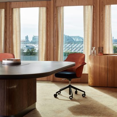 Office in Paris by Louis Denavaut
