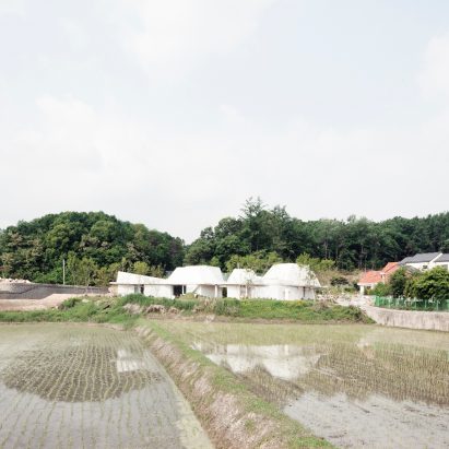 Shinhwa-Ri Housing by a round architects