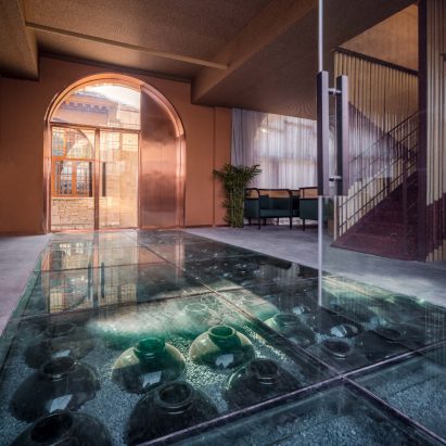 Chinese liquor themed boutique hotel by Zhijian Worskhop