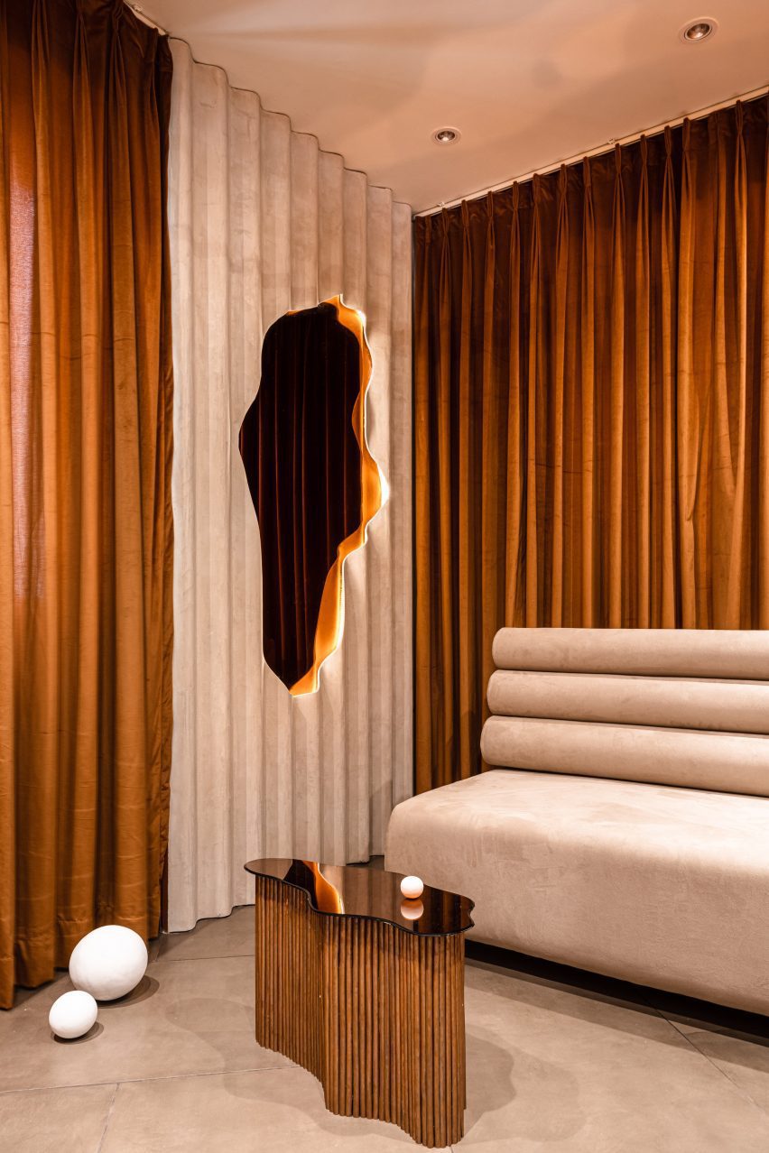 Mumbai apartment by The Act of Quad